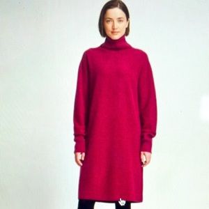 Selling Uniqlo turtleneck size Large.